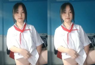 Nữ sinh cấp 2 Việt Nam quàng khăn đỏ thủ dâm show hàng cho bạn traim
